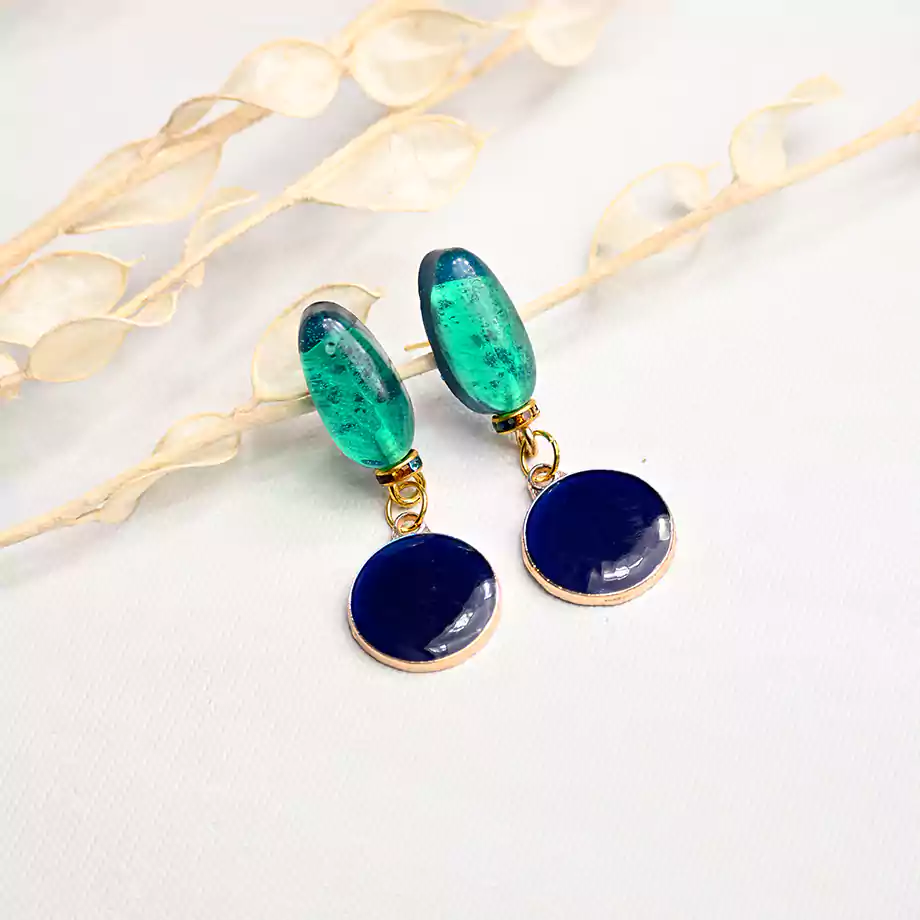 White Sakura Eclipse | El Yapımı Zarif Küpe - Görsel 3